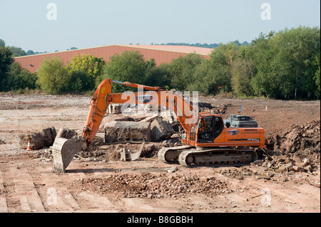 Doosan DX340 Orange excavatrice à chenilles de travailler sur un chantier en Angleterre Banque D'Images