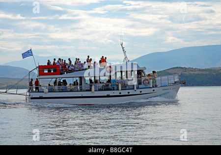 Navire de plaisance avec un grand nombre de personnes à bord d'une croisière au large de la côte est de Corfou Banque D'Images