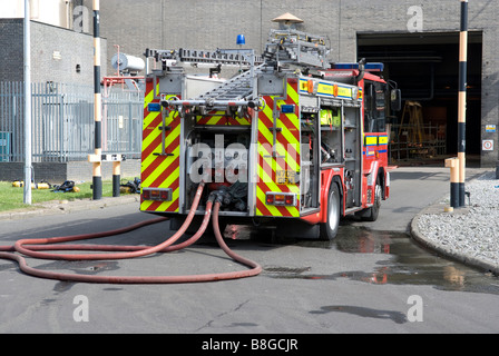 Feu arrière de l'appareil avec la pompe dans l'utilisation et des branches principales et RSS ci-joint . UK Fire & Rescue Service Banque D'Images