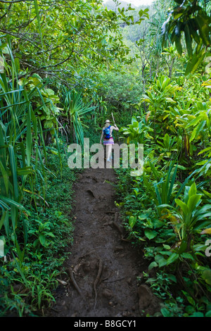 Une femme à la côte de Na Pali de Kauai Hawaii sur le Kalalau Trail Banque D'Images