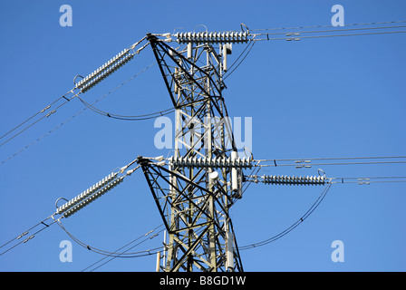 Haut de la tour de l'électricité Réalisation de câbles haute tension, contre ciel bleu Banque D'Images