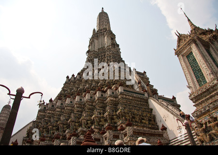 Le grand et intéressant Wat Arun à Bangkok en Thaïlande, l'esprit les étapes. Banque D'Images