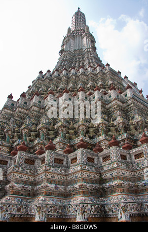 Le grand et intéressant Wat Arun à Bangkok en Thaïlande, l'esprit les étapes. Banque D'Images