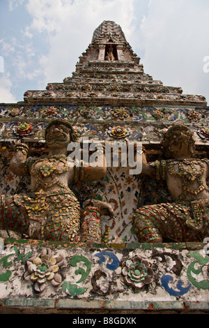 Le grand et intéressant Wat Arun à Bangkok en Thaïlande, l'esprit les étapes. Banque D'Images