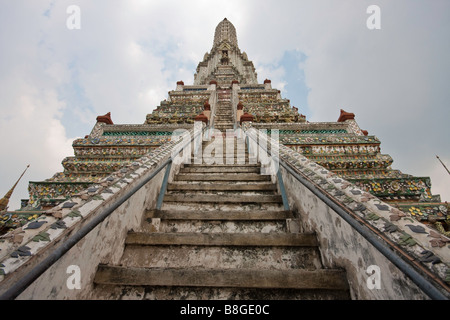 Le grand et intéressant Wat Arun à Bangkok en Thaïlande, l'esprit les étapes. Banque D'Images