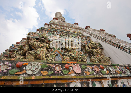 Le grand et intéressant Wat Arun à Bangkok en Thaïlande, l'esprit les étapes. Banque D'Images