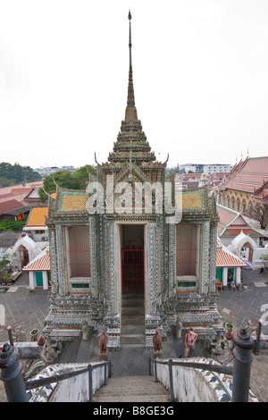 Le grand et intéressant Wat Arun à Bangkok en Thaïlande, l'esprit les étapes. Banque D'Images