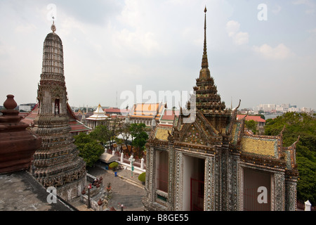 Le grand et intéressant Wat Arun à Bangkok en Thaïlande, l'esprit les étapes. Banque D'Images