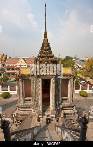 Le grand et intéressant Wat Arun à Bangkok en Thaïlande, l'esprit les étapes. Banque D'Images