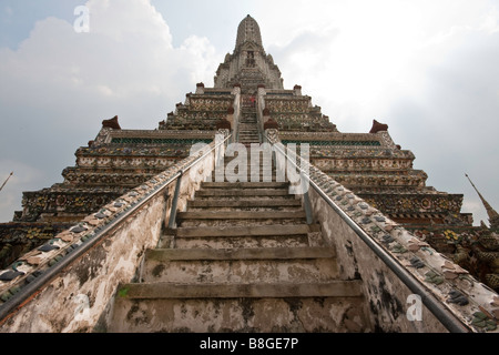 Le grand et intéressant Wat Arun à Bangkok en Thaïlande, l'esprit les étapes. Banque D'Images