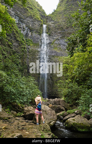 Une femme prise d'une photo de Hanakapi Hanakapi ia tombe dans la vallée de l'ia sur la côte de Na Pali de Kauai Hawaii Banque D'Images