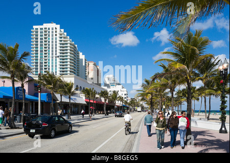 Promenade le long de Fort Lauderdale Beach Boulevard, Fort Lauderdale Beach, Gold Coast, Florida, USA Banque D'Images