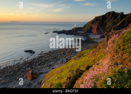 Hartland Point Lighthouse dans le soleil du soir. Sur la plage est de la section avant de Johanna qui a fait naufrage en 1982. Banque D'Images