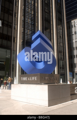 Le temps de construction de la vie sur la sixième Avenue, à New York, en cubes sculpture par William Crovello Courbe Banque D'Images