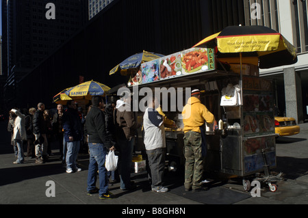 Diners la queue pour l'alimentation de rue du Moyen-Orient sur la sixième Avenue, à New York, le samedi 21 février 2009 Frances M Roberts Banque D'Images