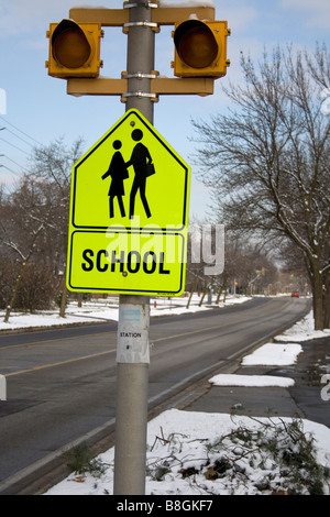 Attention les enfants de l'École de passage signer et feux clignotants Banque D'Images