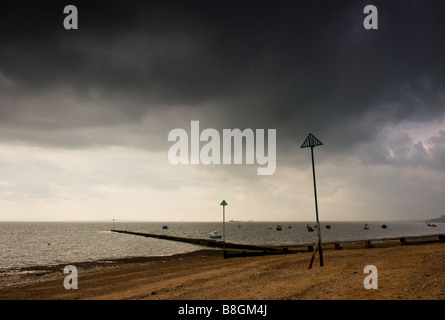 Poteaux de détresse sur Shoebury Beach dans l'Essex. Banque D'Images