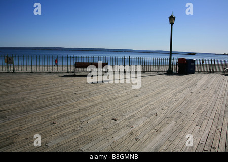 Empty beach boardwalk Banque D'Images