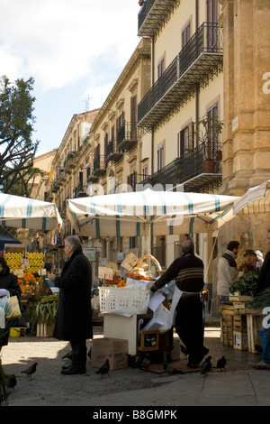 Porta Carini, mercato del Capo, Palerme, Sicile, Italie. Banque D'Images