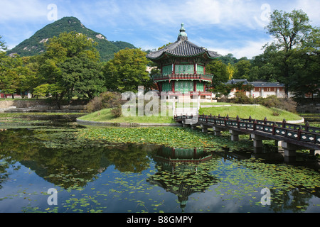 Hyangwon Hyangwonjeong Pavilion () Le Palais de Gyeongbok Gyeongbokgung Séoul (Corée du Sud) Banque D'Images