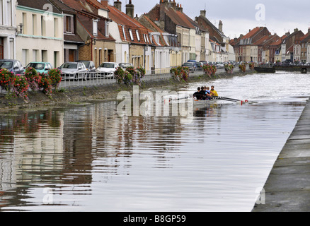 De l'aviron sur le canal France St Omer Banque D'Images