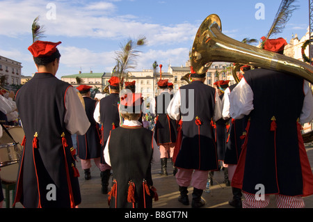 Pologne Cracovie Cracovie en fanfare au cours de l'exécution de robe de style folk festival Banque D'Images