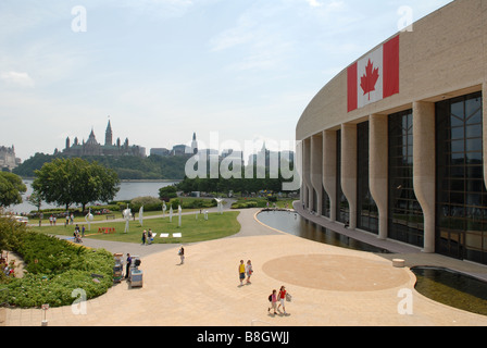 Architecture extérieure du Musée des civilisations à Hull, Québec Canada avec la colline du Parlement en arrière-plan. Banque D'Images