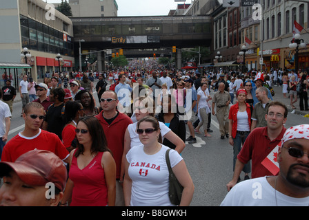 Les foules se réunissent à Ottawa (Ontario) pour célébrer la fête du Canada le 1er juillet 2006. Banque D'Images