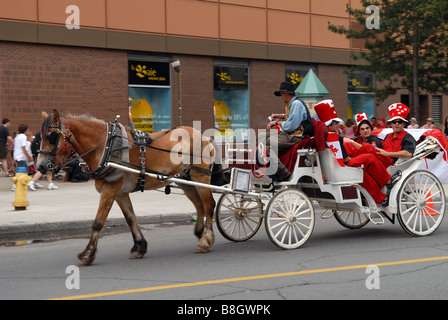 Les personnes décorées de panneaux d'une balade en calèche dans les rues d'Ottawa (Ontario) le jour de la fête du Canada le 1er juillet 2006. Banque D'Images