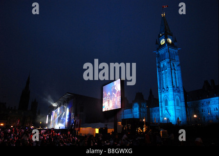 De grandes foules se rassemblent à la colline du Parlement à Ottawa, en Ontario, pour célébrer la fête du Canada le 1er juillet 2006. Banque D'Images