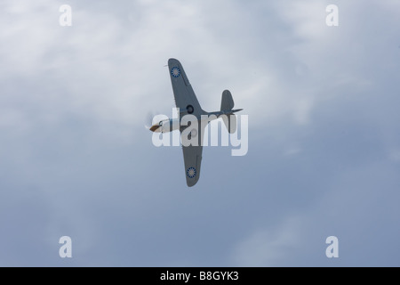 P-40 Warhawk, volant à un meeting aérien. Banque D'Images