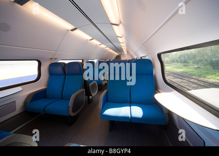 Intérieur du pont supérieur d'un double-decker ou bi-niveau néerlandais voiture train de banlieue. Banque D'Images