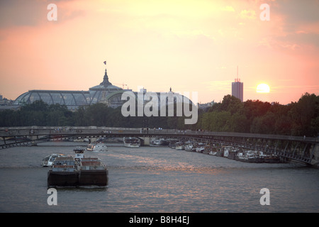 Grand Palais à Paris, France au coucher du soleil. Banque D'Images