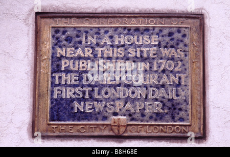 Plaque : Publication du Daily Courant, premier quotidien londonien, Fleet Street, City of London EC4, Angleterre Banque D'Images