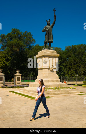 Femme marche passé statue de Stefan cel Mare à Chisinau Moldova Europe Banque D'Images