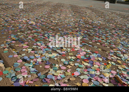 Beaucoup de confettis multicolores et de guirlandes sur route pavée à Sun Banque D'Images