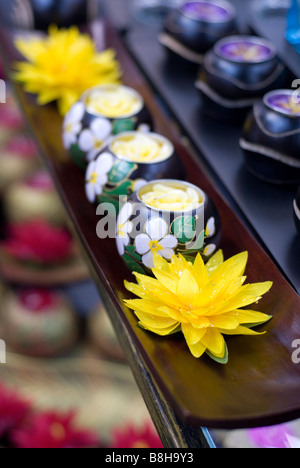 Bougies fleurs en vente sur le marché, Bangkok, Thaïlande Banque D'Images