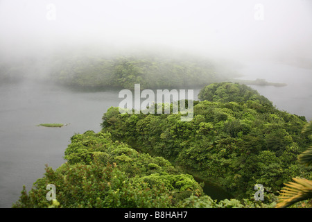 Vue sur le lac Boeri dans Parc national de Morne Trois Pitons Caribbean isle Dominique Banque D'Images