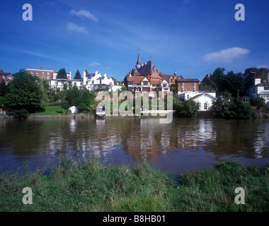 Vue pittoresque de la rivière Dee à l'ancienne ville de Chester près de la frontière galloise. Banque D'Images