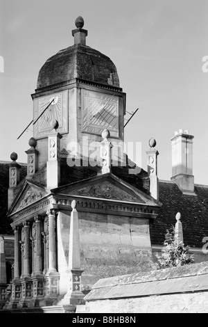 Cadran solaire sur porte d'honneur Gonville Caius College l'Université de Cambridge en Angleterre Banque D'Images