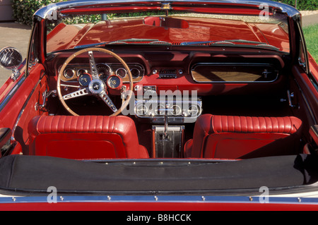 Classic 1966 Ford Mustang décapotable intérieur cuir rouge Banque D'Images