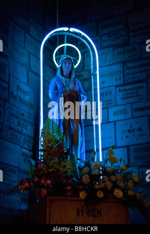 Une statue de Vierge Marie entourée de néon dans la Cathédrale Notre Dame, Saigon, Ho Chi Minh City, Vietnam Banque D'Images