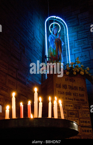 Une statue de Vierge Marie entourée de néon dans la Cathédrale Notre Dame, Saigon, Ho Chi Minh City, Vietnam Banque D'Images