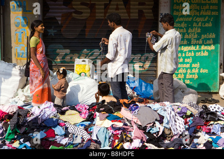 Inde Pondichéry MG Road dimanche vêtements marché stall Banque D'Images