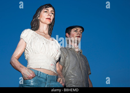 'Le Couple' une sculpture installée au large de la côte de la mer par Newbiggin par l'artiste et sculpteur Sean Henry Banque D'Images