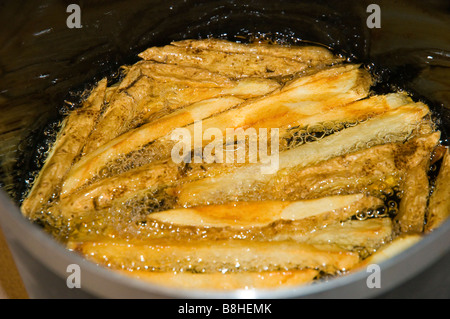 La cuisson des frites dans l'huile de canola Banque D'Images