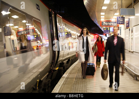Businessman and woman embarquent dans un train Banque D'Images