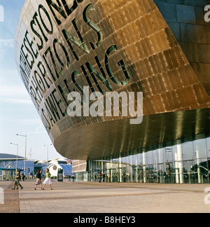 Les personnes entrant dans le nouveau lieu culturel, Wales Millennium Centre, Cardiff Bay, South Wales UK KATHY DEWITT Banque D'Images