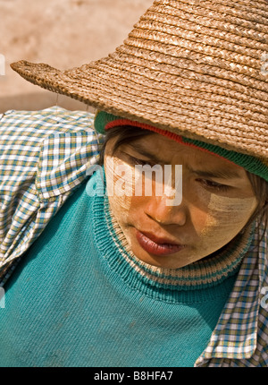 Vendeur femme birmane dans l'État de Shan, Myanmar Banque D'Images