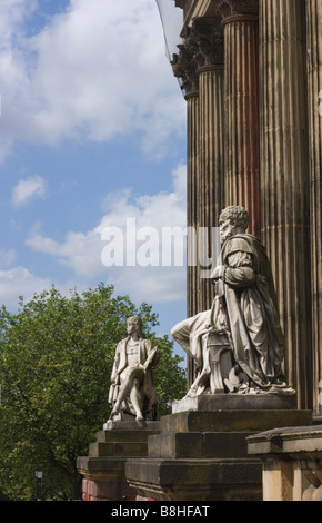 En dehors de la Statues Walker Art Gallery Liverpool Banque D'Images